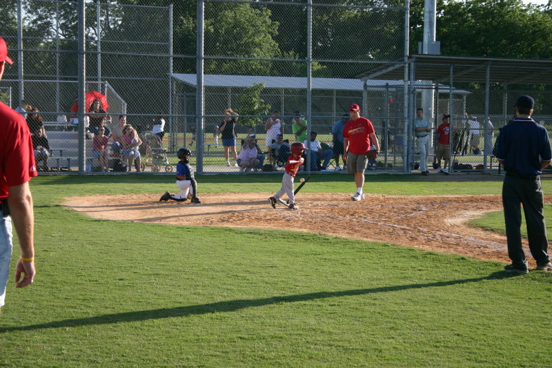 2006/05(May)/Tball-11th/800x600_2006-05-11-Tball-165-August.JPG
