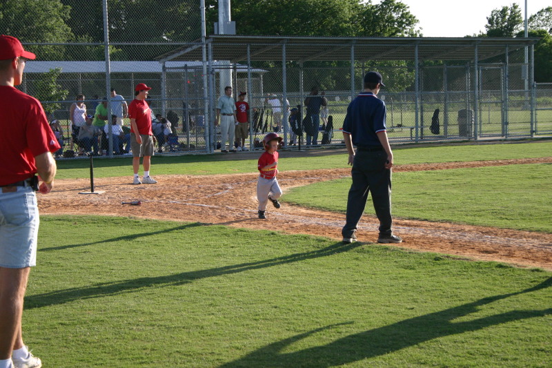 2006/05(May)/Tball-11th/800x600_2006-05-11-Tball-168-August.JPG