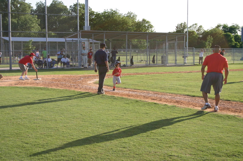 2006/05(May)/Tball-11th/800x600_2006-05-11-Tball-171-PaulJR.JPG