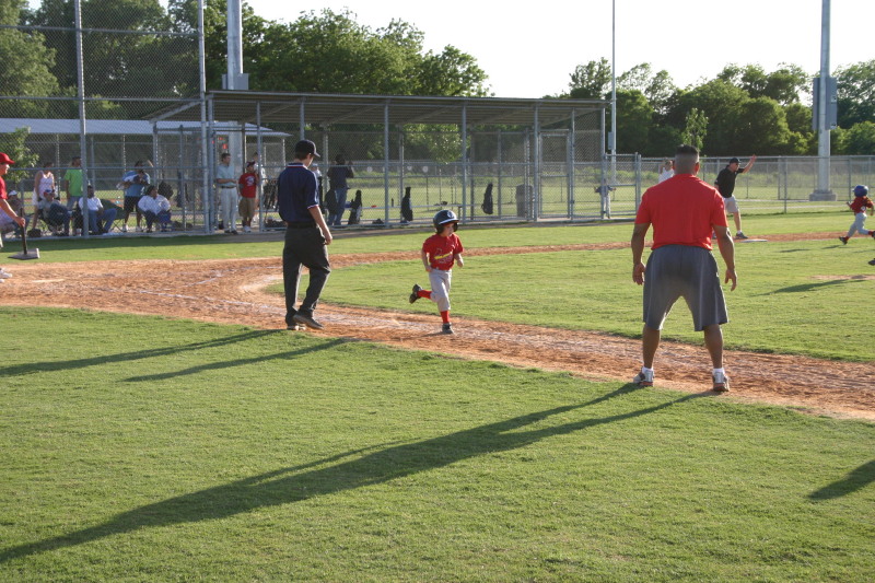 2006/05(May)/Tball-11th/800x600_2006-05-11-Tball-172-PaulJR.JPG