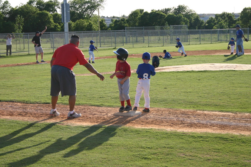 2006/05(May)/Tball-11th/800x600_2006-05-11-Tball-175-PaulJR.JPG