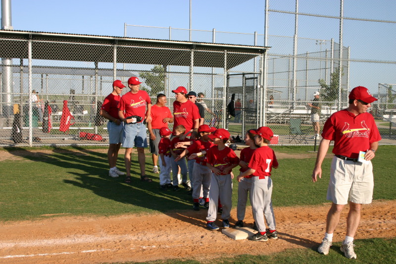 2006/05(May)/Tball-11th/800x600_2006-05-11-Tball-190-shake-hands.JPG