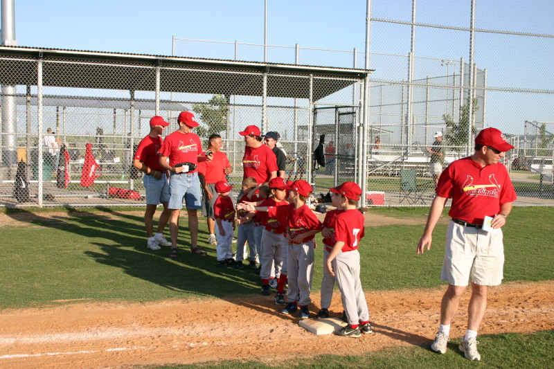 2006/05(May)/Tball-11th/800x600_2006-05-11-Tball-191-shake-hands.JPG