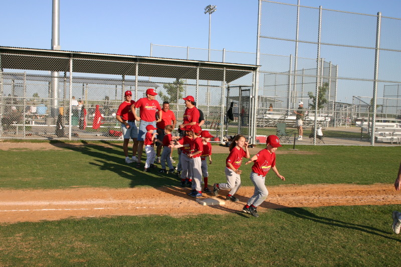 2006/05(May)/Tball-11th/800x600_2006-05-11-Tball-192-shake-hands.JPG