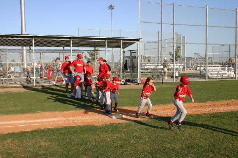 2006/05(May)/Tball-11th/800x600_2006-05-11-Tball-193-shake-hands.JPG