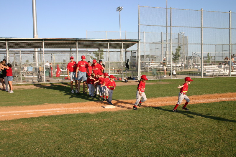 2006/05(May)/Tball-11th/800x600_2006-05-11-Tball-197-shake-hands.JPG