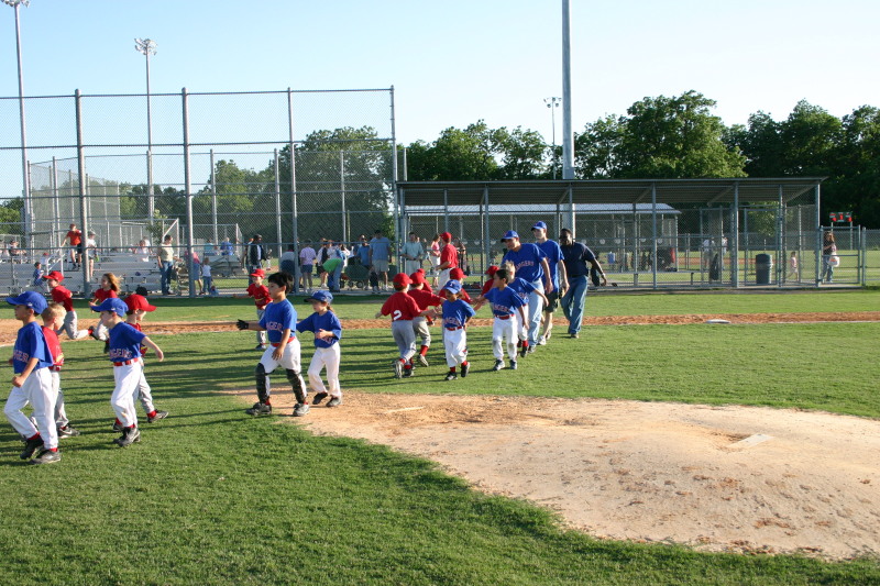 2006/05(May)/Tball-11th/800x600_2006-05-11-Tball-200-shake-hands.JPG