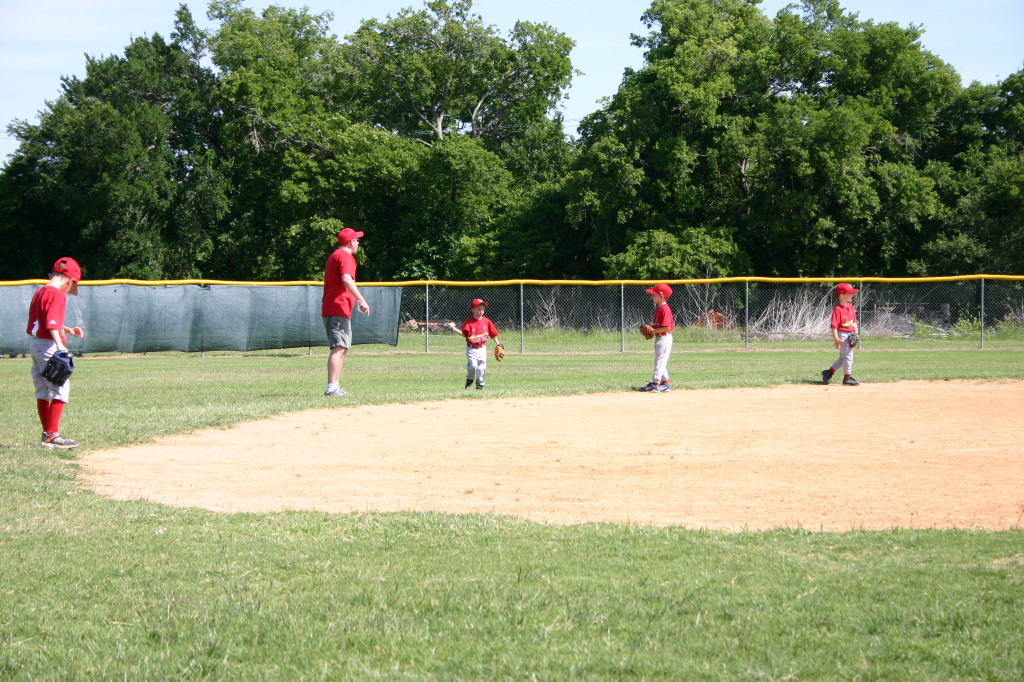 2006/05(May)/Tball-13th/1024x768_2006-05-13-Tball-116-Gabe-August-Nick-Case.JPG
