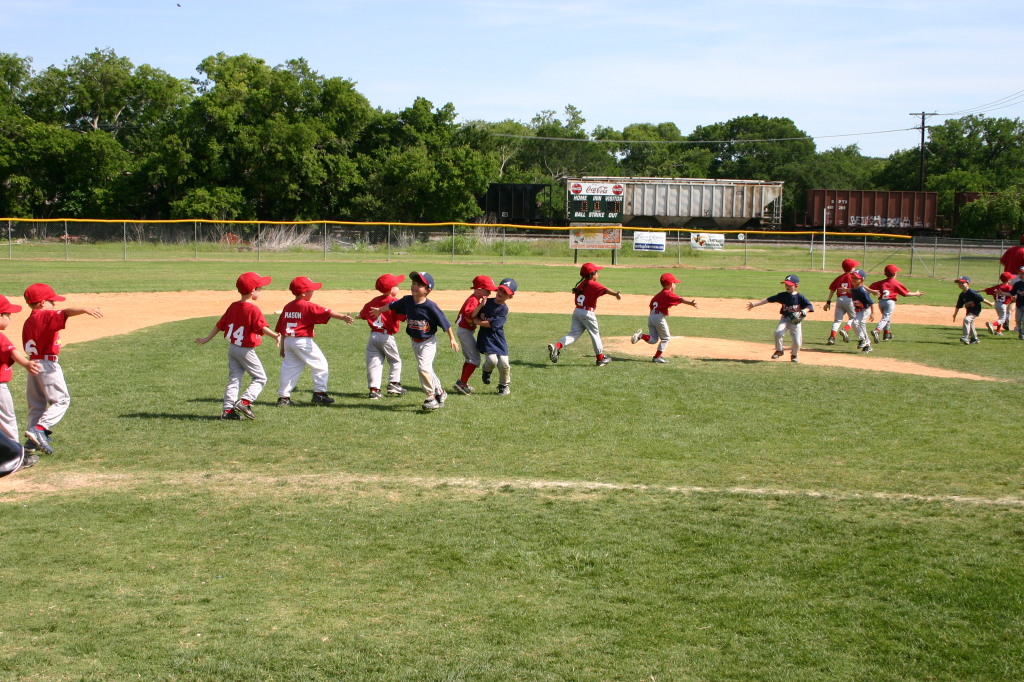 2006/05(May)/Tball-13th/1024x768_2006-05-13-Tball-197-shake-hands.JPG