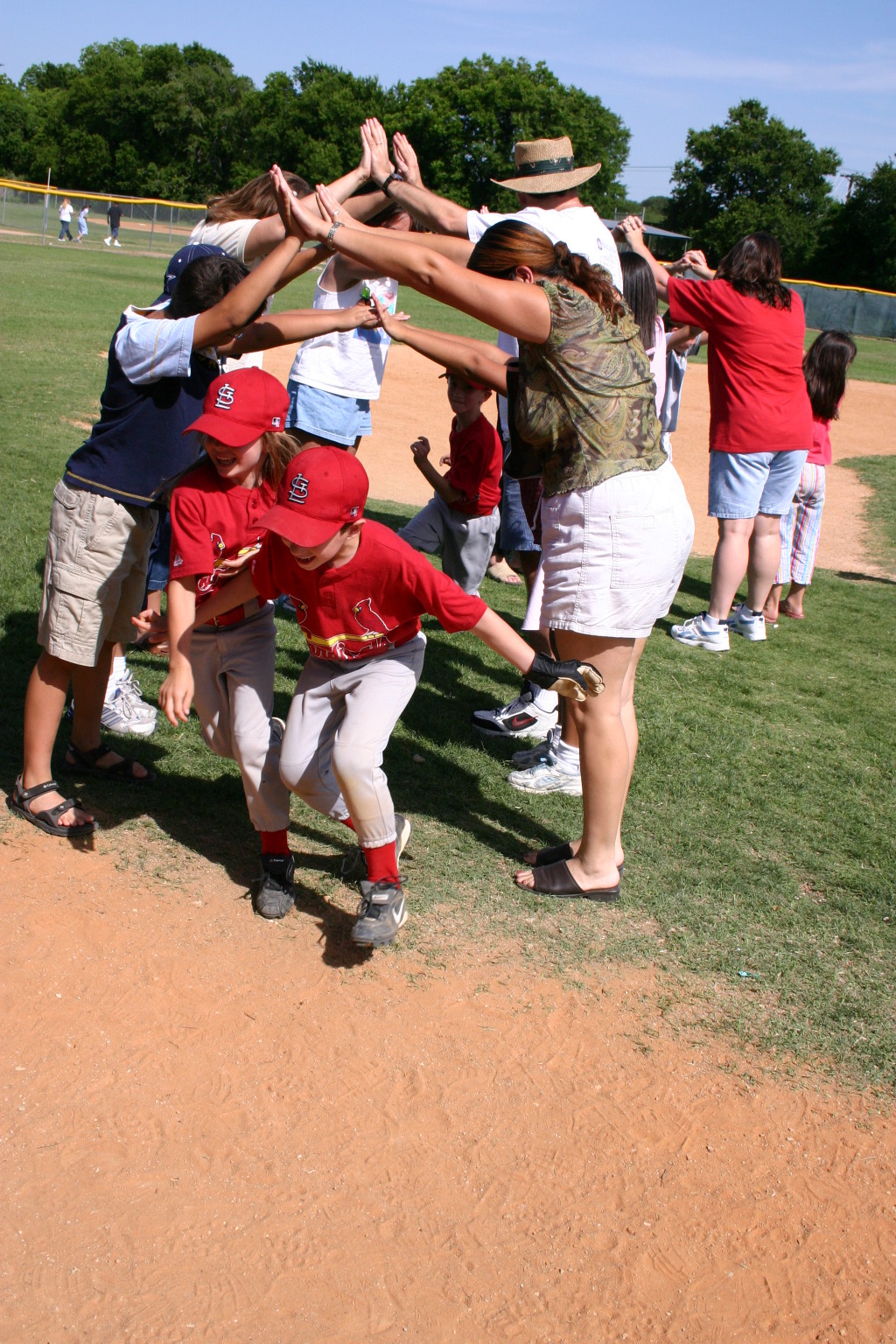 2006-05-13-Tball-202-tunnel-Sierra-Matthew.JPG