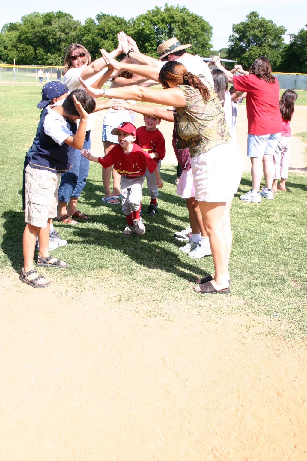 2006/05(May)/Tball-13th/1024x768_2006-05-13-Tball-204-tunnel-Luke-Brandon.JPG