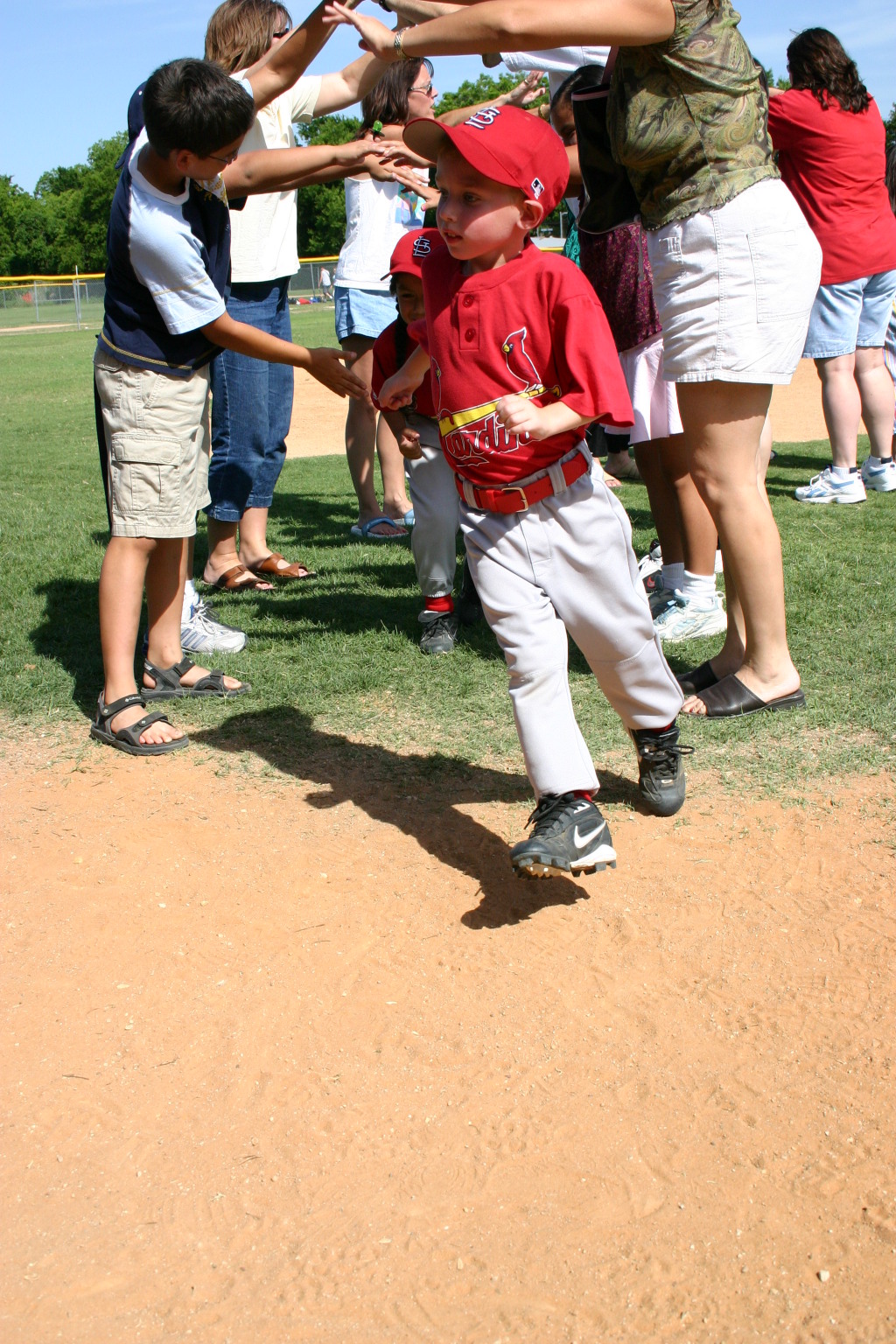 2006/05(May)/Tball-13th/1024x768_2006-05-13-Tball-208-tunnel-August.JPG