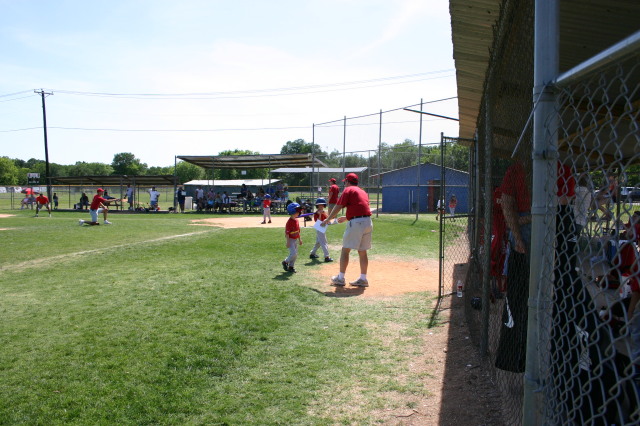 2006/05(May)/Tball-13th/640x480_2006-05-13-Tball-016-Dax-Chance-Travis.JPG