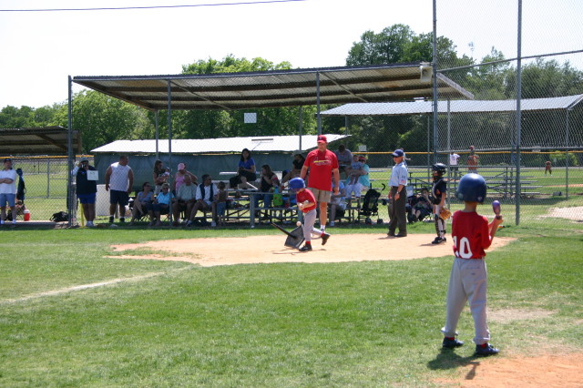 2006/05(May)/Tball-13th/640x480_2006-05-13-Tball-018-Case.JPG