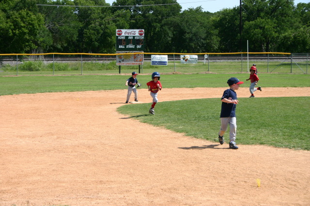 2006/05(May)/Tball-13th/640x480_2006-05-13-Tball-087-Gabe.JPG