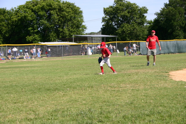 2006/05(May)/Tball-13th/640x480_2006-05-13-Tball-107-Gabe.JPG