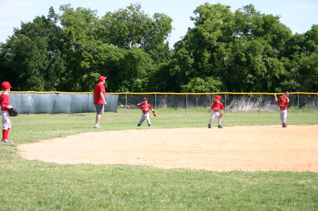 2006/05(May)/Tball-13th/640x480_2006-05-13-Tball-119-Gabe-August-Nick-Case.JPG