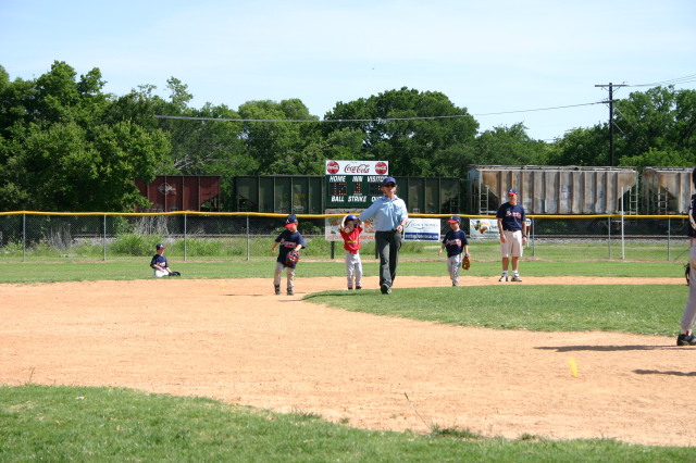 2006/05(May)/Tball-13th/640x480_2006-05-13-Tball-143-Dax.JPG