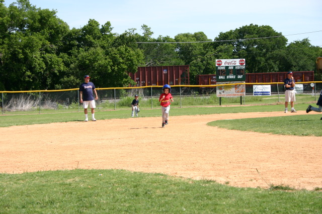 2006-05-13-Tball-146-Dax-running-the-outfield.JPG
