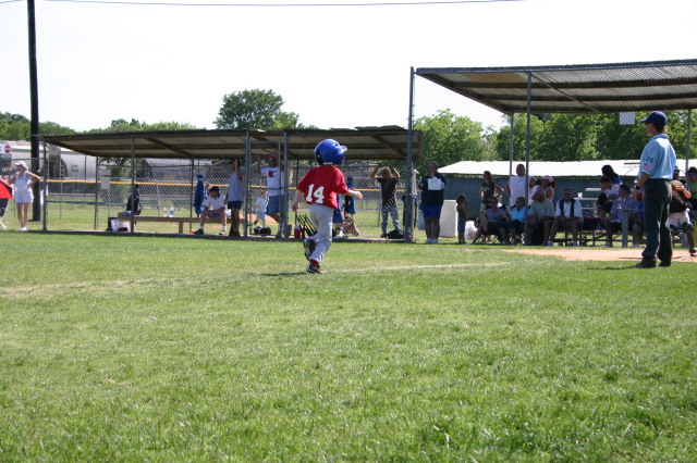 2006/05(May)/Tball-13th/640x480_2006-05-13-Tball-152-Dax.JPG