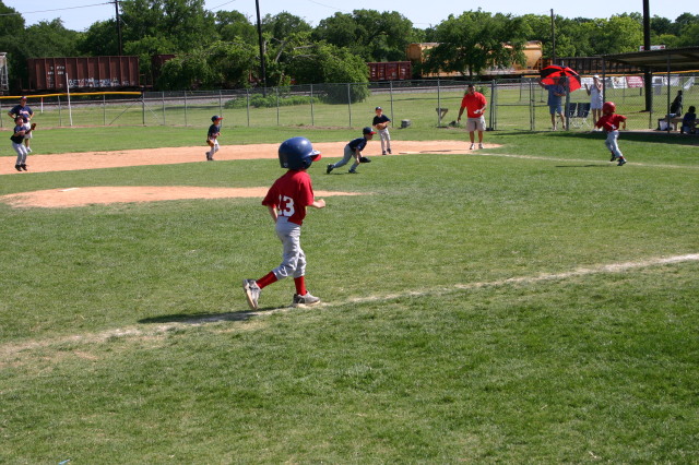 2006/05(May)/Tball-13th/640x480_2006-05-13-Tball-173-Luke.JPG