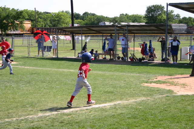 2006/05(May)/Tball-13th/640x480_2006-05-13-Tball-176-Luke.JPG