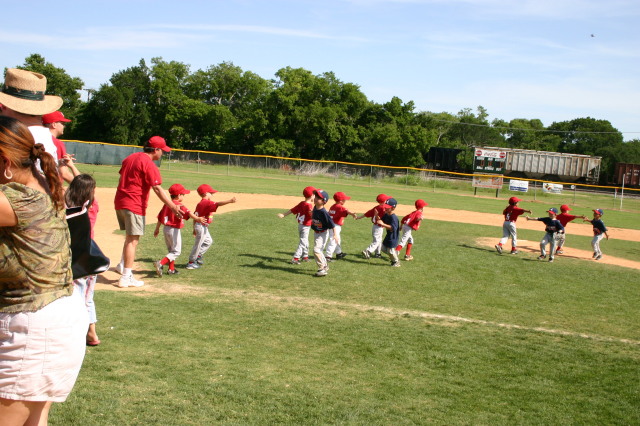 2006/05(May)/Tball-13th/640x480_2006-05-13-Tball-198-shake-hands.JPG