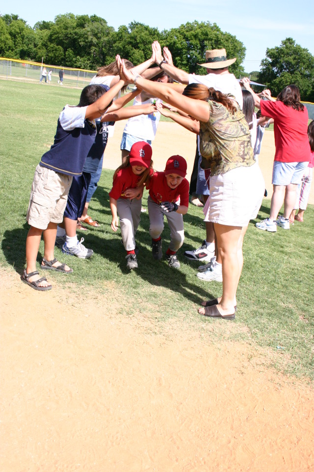 2006-05-13-Tball-201-tunnel-Sierra-Matthew.JPG