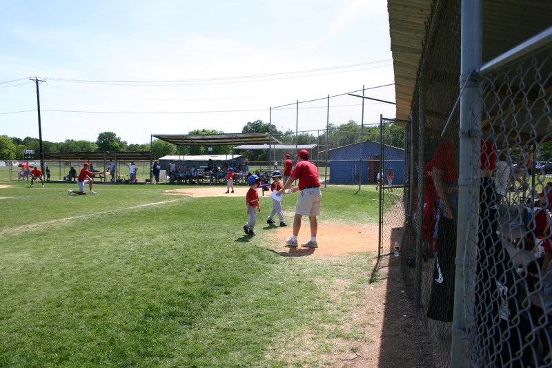 2006/05(May)/Tball-13th/800x600_2006-05-13-Tball-016-Dax-Chance-Travis.JPG