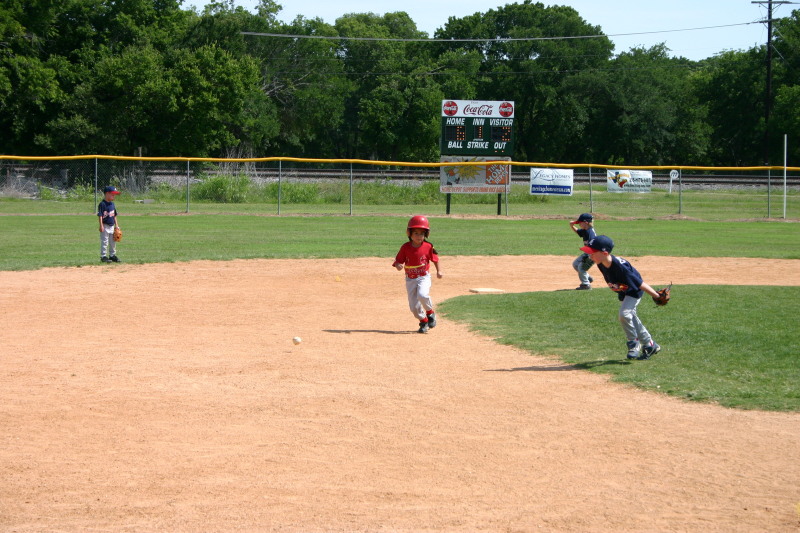 2006/05(May)/Tball-13th/800x600_2006-05-13-Tball-092-Amanda.JPG