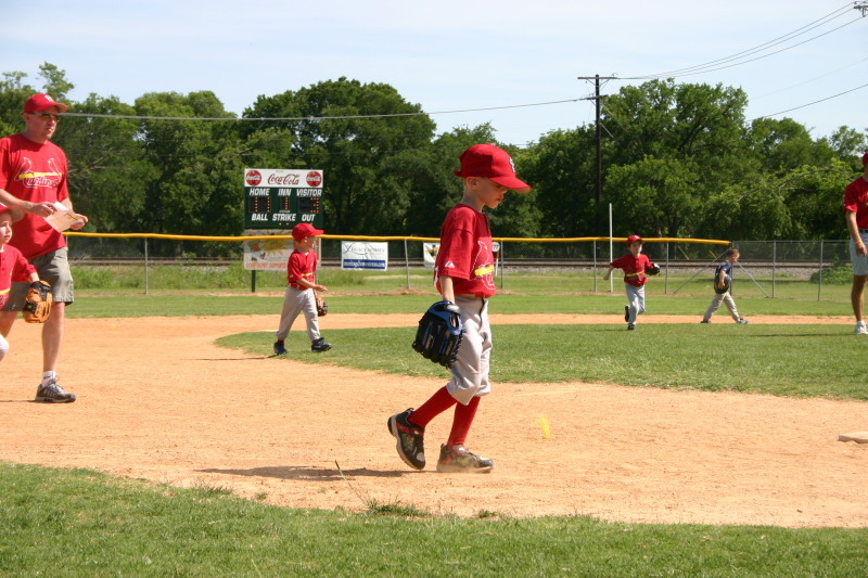2006/05(May)/Tball-13th/800x600_2006-05-13-Tball-123-Gabe-August-Dax.JPG