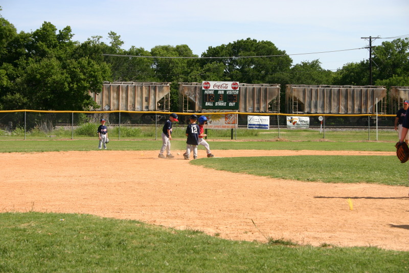 2006/05(May)/Tball-13th/800x600_2006-05-13-Tball-142-Dax.JPG