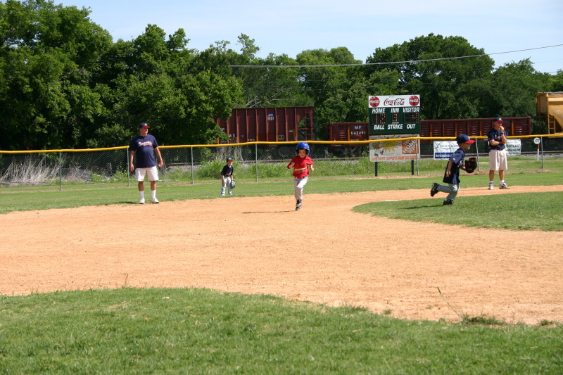 2006/05(May)/Tball-13th/800x600_2006-05-13-Tball-145-Dax.JPG