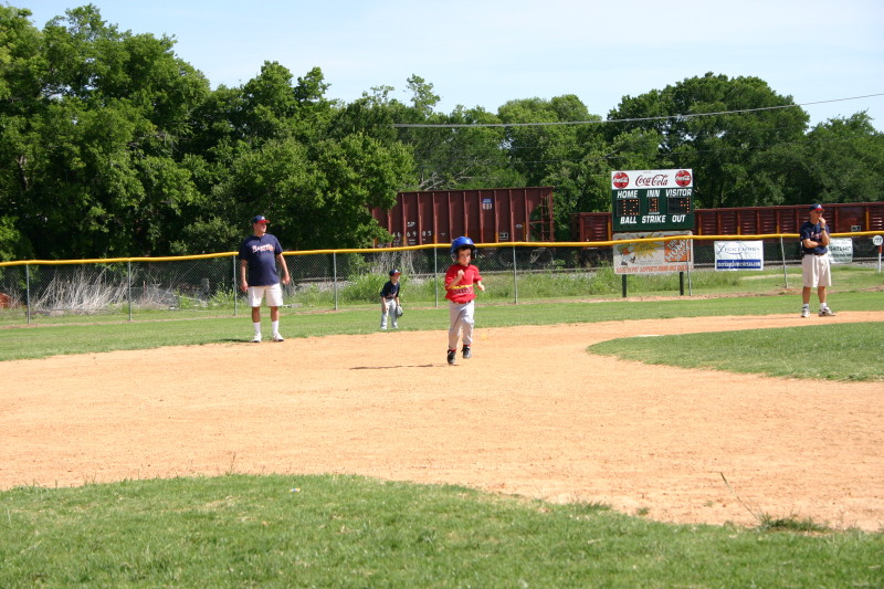 2006-05-13-Tball-147-Dax-running-the-outfield.JPG