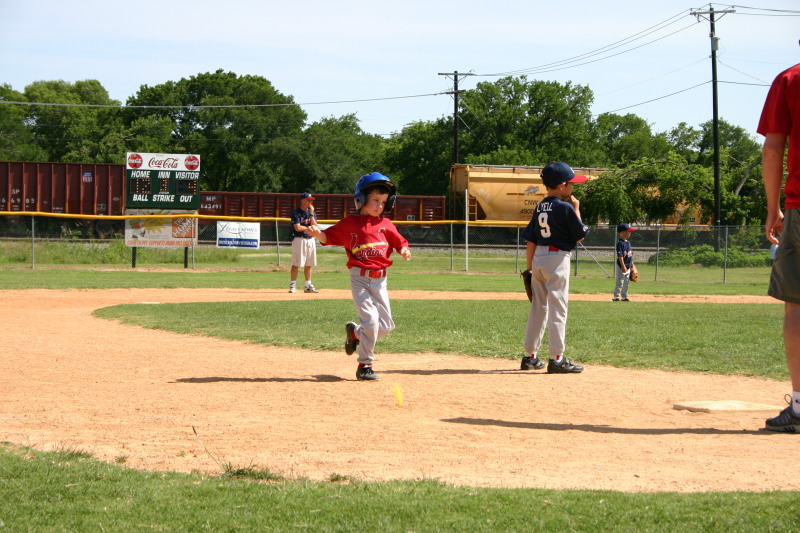 2006-05-13-Tball-149-Dax-running-the-outfield.JPG