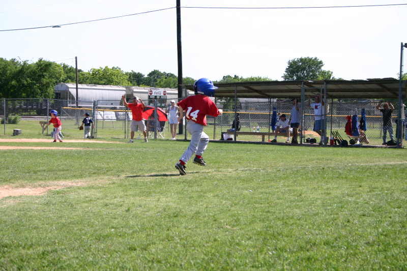 2006/05(May)/Tball-13th/800x600_2006-05-13-Tball-151-Dax.JPG