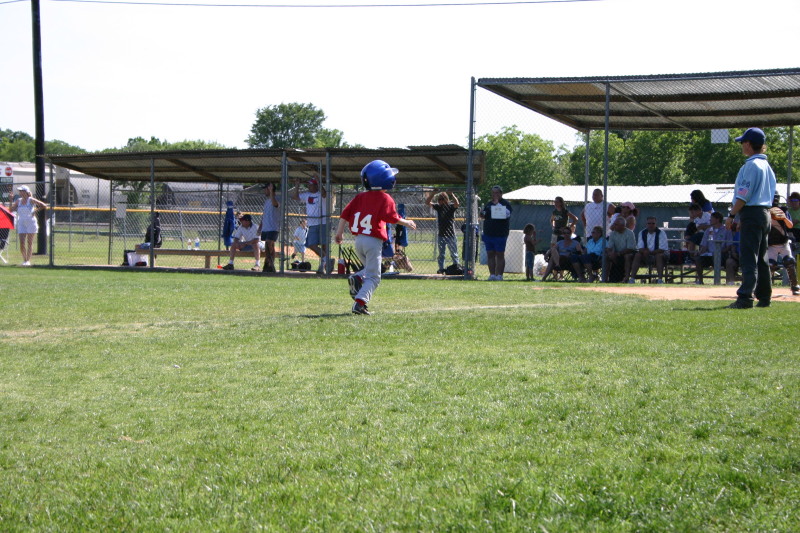 2006/05(May)/Tball-13th/800x600_2006-05-13-Tball-152-Dax.JPG