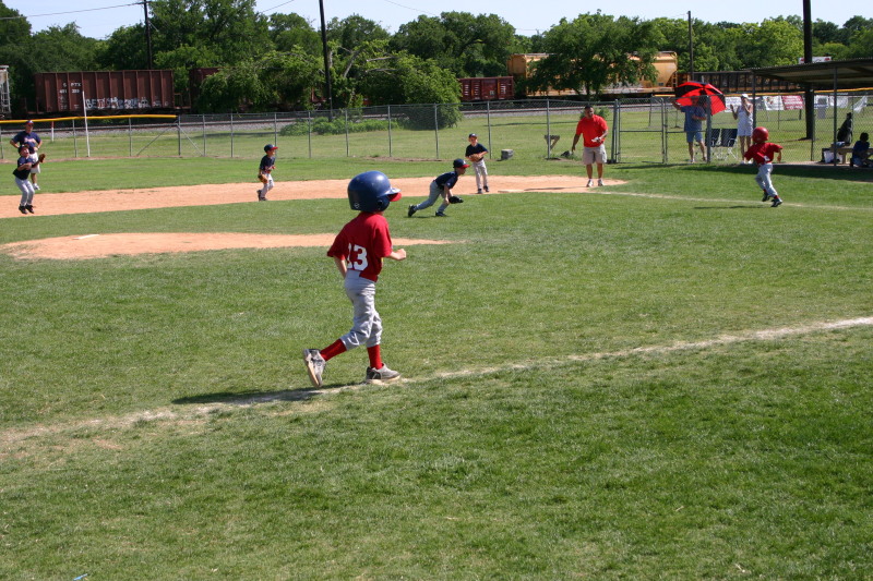 2006/05(May)/Tball-13th/800x600_2006-05-13-Tball-173-Luke.JPG