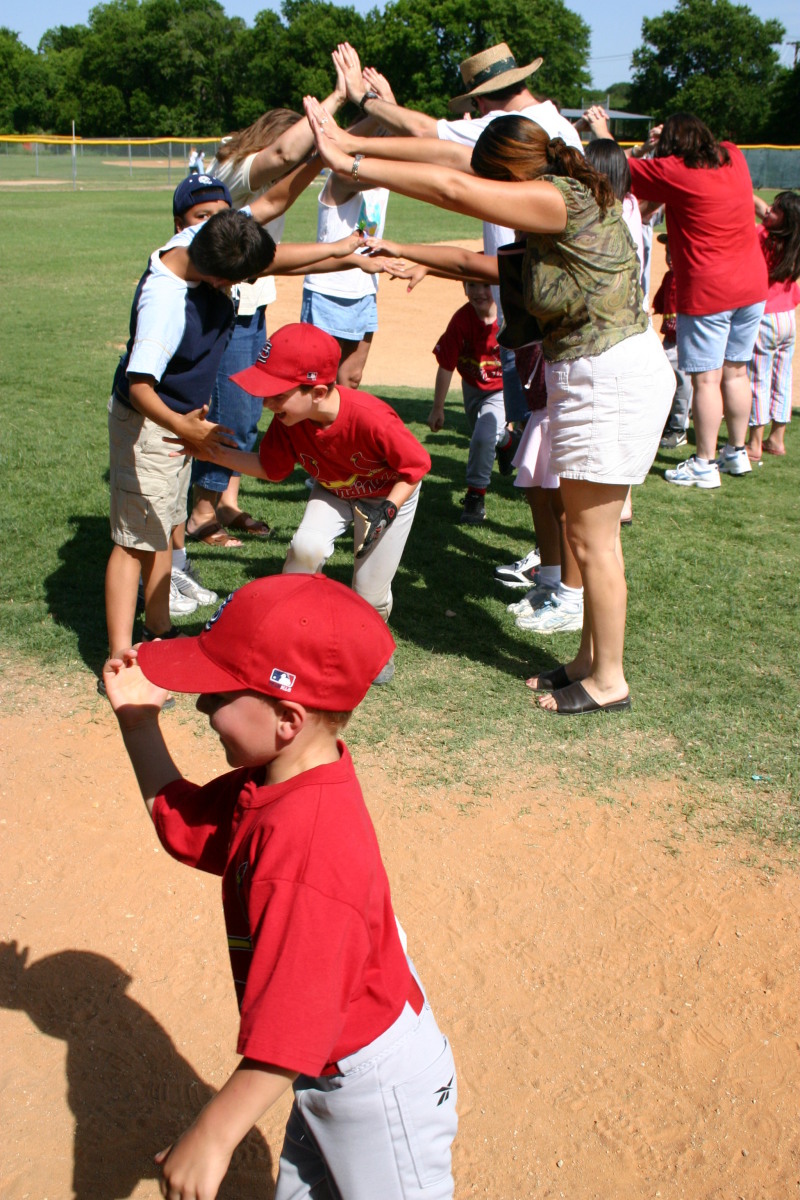 2006/05(May)/Tball-13th/800x600_2006-05-13-Tball-206-tunnel-Brandon-Matthew-Case.JPG