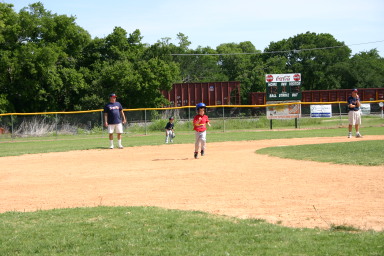 2006-05-13-Tball-147-Dax-running-the-outfield.JPG