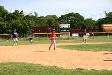 2006-05-13-Tball-148-Dax-running-the-outfield.JPG