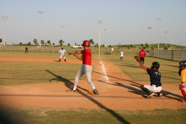 2006/05(May)/Tball-19th-closing-ceremonies/640x480_2006-05-19-Tball-coaches-vs-umpires-3-Travis.JPG