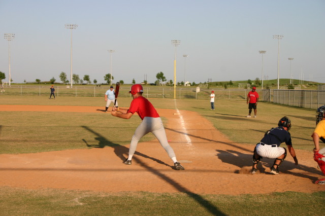 2006/05(May)/Tball-19th-closing-ceremonies/640x480_2006-05-19-Tball-coaches-vs-umpires-4-Travis.JPG