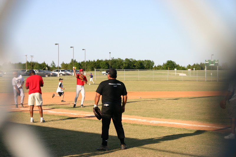 2006/05(May)/Tball-19th-closing-ceremonies/800x600_2006-05-19-Tball-coaches-vs-umpires-1-Travis.JPG