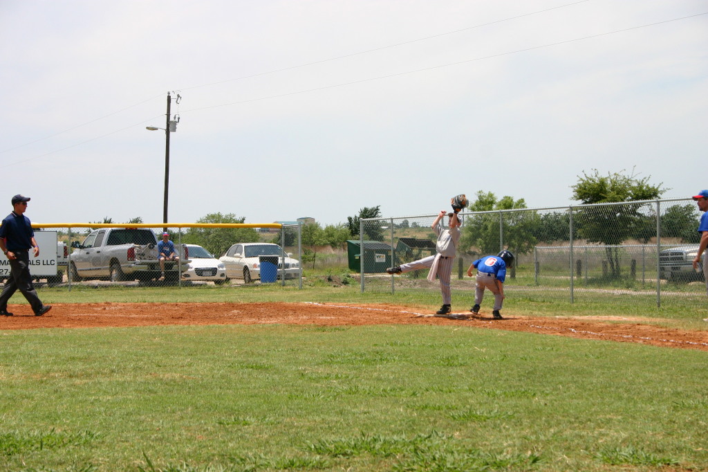 2006/06(June)/2006-06-17-Tball-practice-tournament/1024x768_2006-06-17-Tball-AllStars-Bulldogs-Hays-CO-007-Ryan-catching.JPG