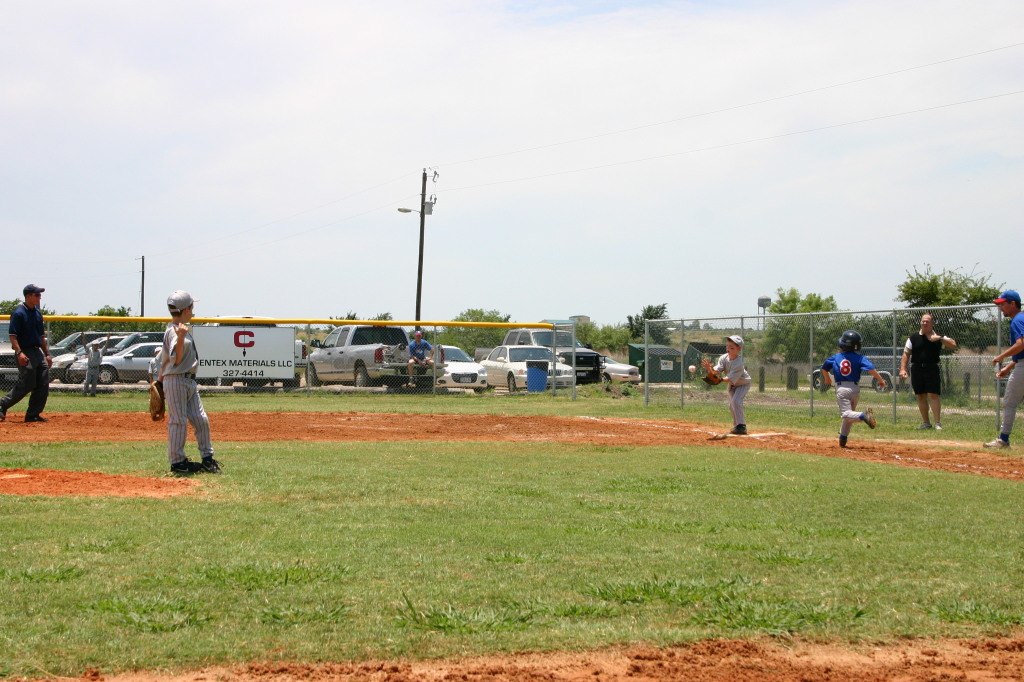 2006-06-17-Tball-AllStars-Bulldogs-Hays-CO-014-Ryan-puts-one-out-at-1st.JPG