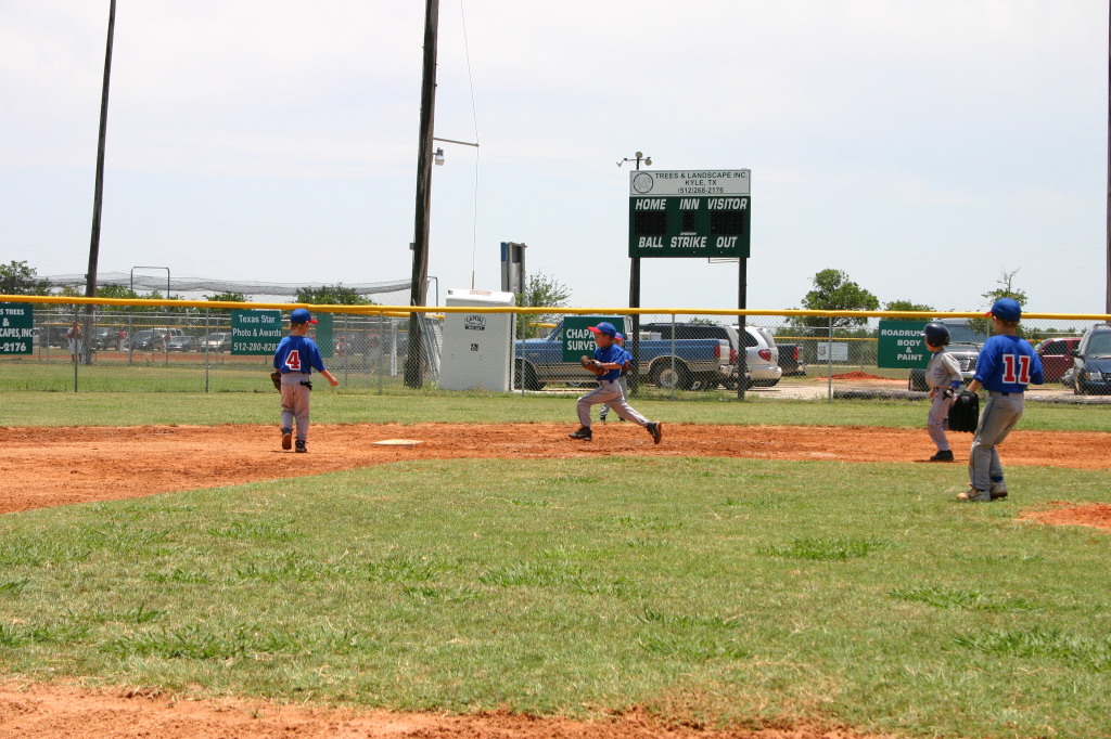 2006/06(June)/2006-06-17-Tball-practice-tournament/1024x768_2006-06-17-Tball-AllStars-Bulldogs-Hays-CO-028-Joseph-not-sure-about-2nd.JPG