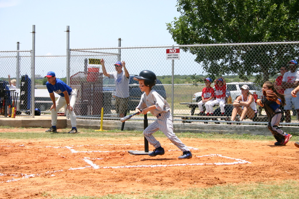 2006-06-17-Tball-AllStars-Bulldogs-Hays-CO-039-Chance-runs.JPG
