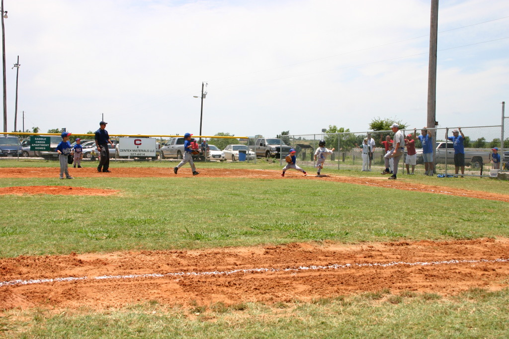 2006/06(June)/2006-06-17-Tball-practice-tournament/1024x768_2006-06-17-Tball-AllStars-Bulldogs-Hays-CO-049-Gage-out-at-1st.JPG