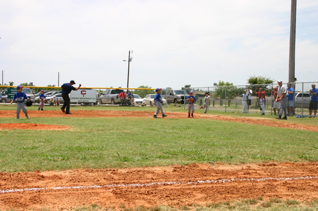 2006-06-17-Tball-AllStars-Bulldogs-Hays-CO-050-Gage-thrown-out-at-1st.JPG